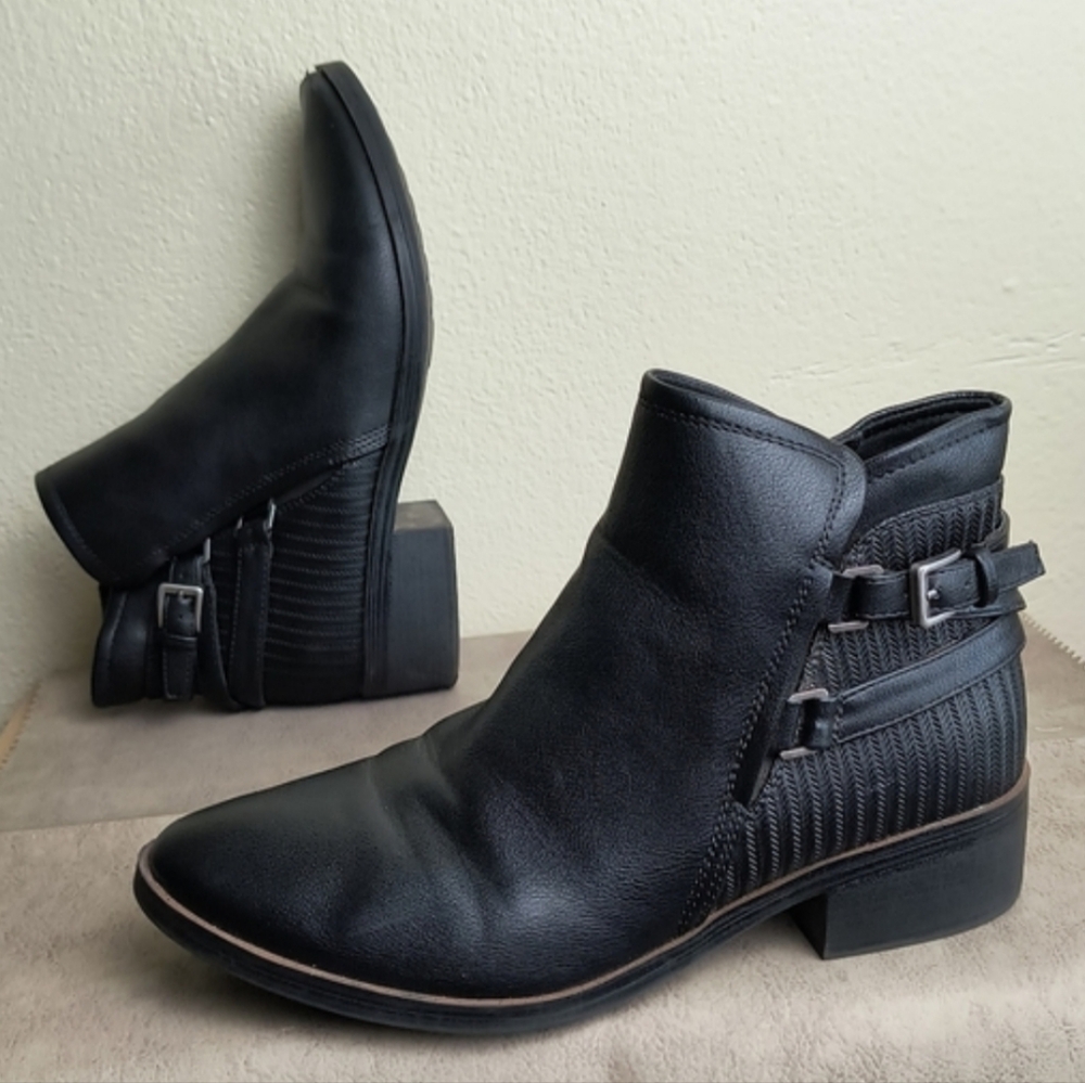 BareTraps McKenzie 8M Black Ankle Boots Side Zip
